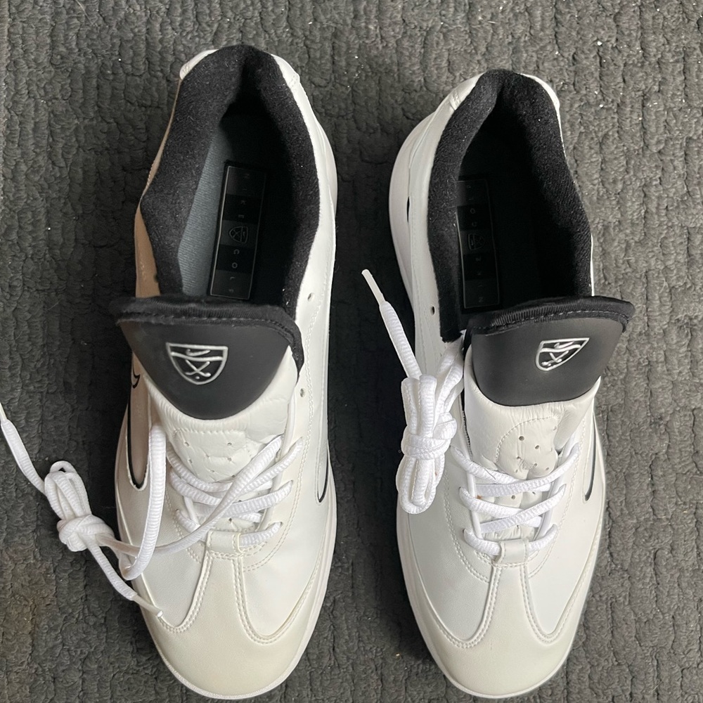 Never worn white NIKE men’s golfing sneakers | Size: 9.5